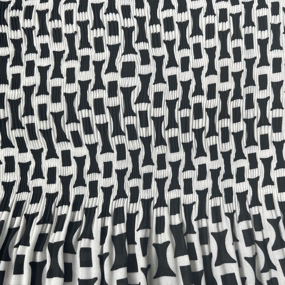 Floral & Ivy short sleeve black and white smocked top. - Picture 4 of 4